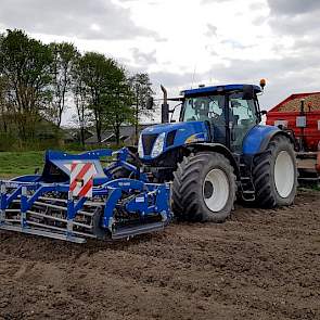 De aardappelen worden gepoot op het proefveld