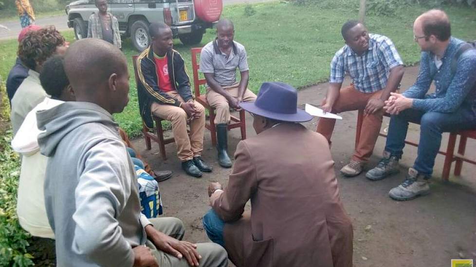 Gebbink praat met aardappeltelers in Rwanda.