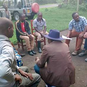 Gebbink praat met aardappeltelers in Rwanda.