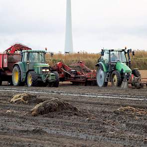 Door het slechte weer gaat het rooiwerk dit jaar zeker niet van een leien dakje. Modder en daardoor veel tarra tot gevolg, remmen de rooisnelheid.