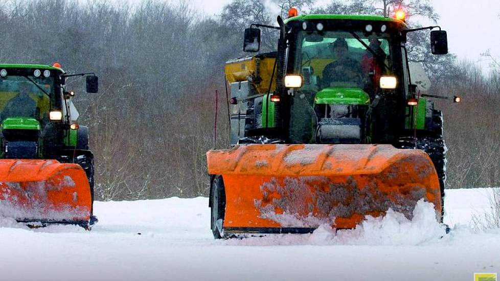 Veel loonwerkers die normaal akkerbouwers ten dienste staan, hebben vandaag hun werkzaamheden verlegd naar de openbare wegen. Dat meldt de belangenorganisatie Cumela Nederland.   Veel loonwerkers zijn op dit moment druk met zout strooien en sneeuw schuive