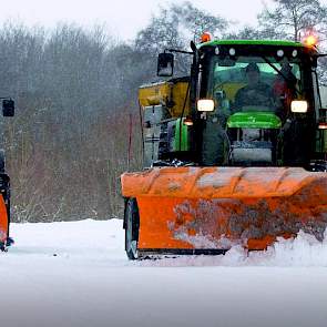 Veel loonwerkers die normaal akkerbouwers ten dienste staan, hebben vandaag hun werkzaamheden verlegd naar de openbare wegen. Dat meldt de belangenorganisatie Cumela Nederland.   Veel loonwerkers zijn op dit moment druk met zout strooien en sneeuw schuive