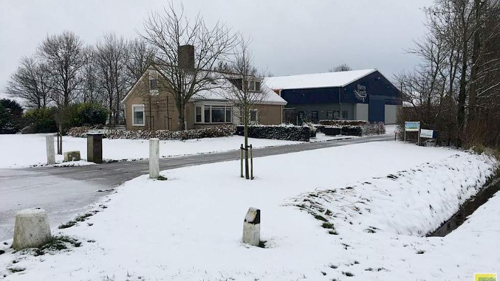 Harry Schreuder hoeft dit jaar niet meer op het land te zijn. “Net als de rest van het land is het ook hier wit”, stelt de akkerbouwer in Flevoland vast. “Gelukkig hoeven we niet meer op de akker te zijn. Alle producten zijn al geoogst en het land is gepl