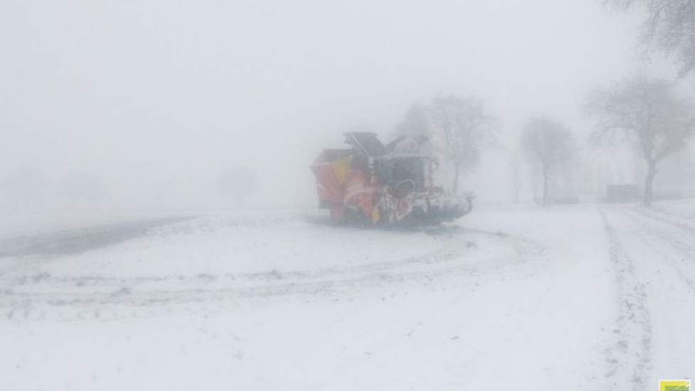 Akkerbouwer Maickel Roost op twitter: 'Bijna onze laatste bieten uit de grond in de sneeuw. Komende week maar de rest doen.'