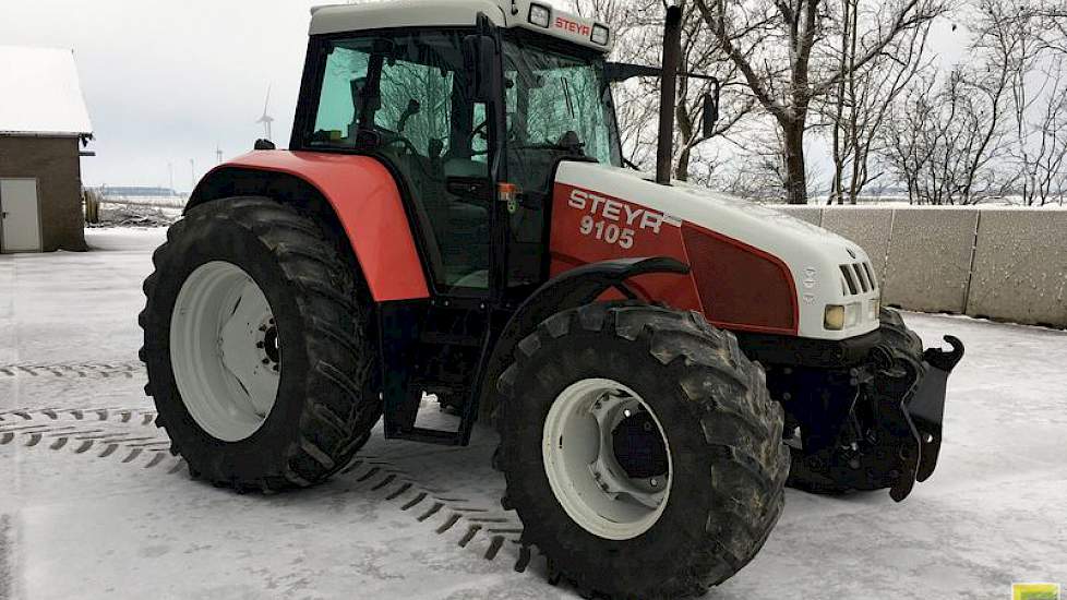 “In de wintertijd worden op ons bedrijf de trekkers en werktuigen nagekeken en onderhouden”, zegt Harry Schreuder van Harry’s Farm in Swifterbant. Momenten krijgen twee van de drie trekkers van de akkerbouwer een onderhoudsbeurt bij een plaatselijk mechan