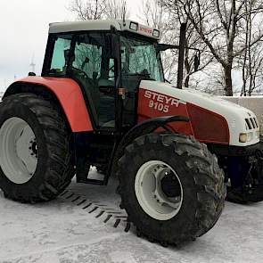 “In de wintertijd worden op ons bedrijf de trekkers en werktuigen nagekeken en onderhouden”, zegt Harry Schreuder van Harry’s Farm in Swifterbant. Momenten krijgen twee van de drie trekkers van de akkerbouwer een onderhoudsbeurt bij een plaatselijk mechan