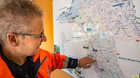 Op het districtskantoor in Deurne geeft André Boom tekst en uitleg over de te rijden inspectieroute.