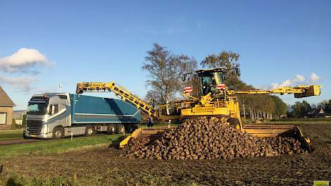 Patrick Verberne (16) fotografeerde begin november hoe de bieten van zijn vaders bedrijf in Neerkant (NB) met de muis van loonbedrijf Kuenen uit Overloon op de vrachtwagen gingen.