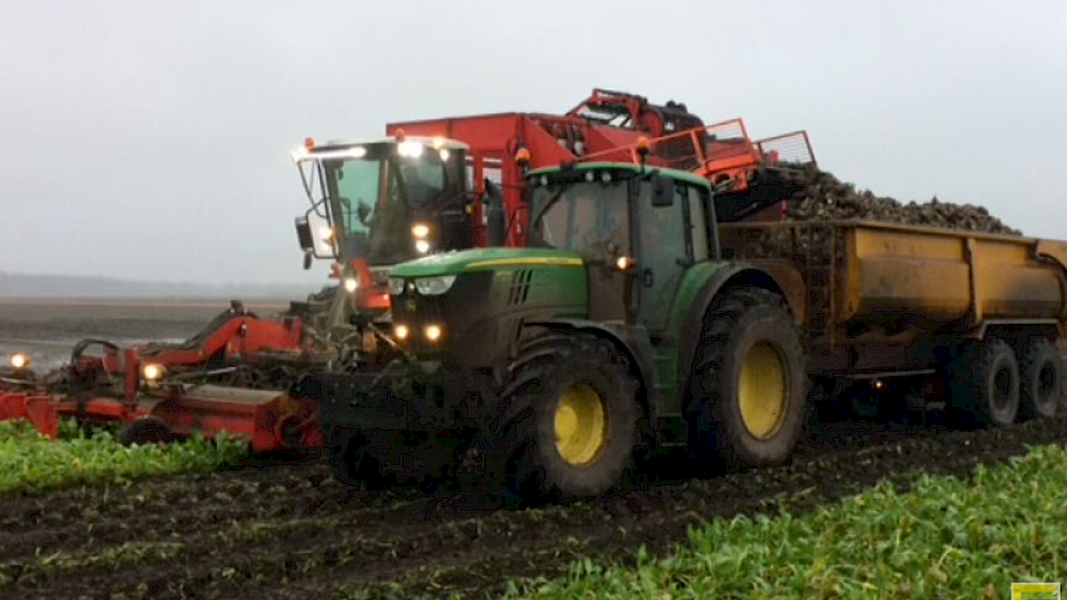 Deze foto is gemaakt door Nico Enting: „Door de zeer natte herfst waren wij genoodzaakt om eind december groot materieel in te zetten. Hier is de Agrifac Exxact HexxTraxx 12-rijer bietenrooier van Kuper-Klazienaveen aan het rooien op een perceel van 22.50