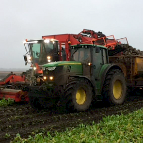Deze foto is gemaakt door Nico Enting: „Door de zeer natte herfst waren wij genoodzaakt om eind december groot materieel in te zetten. Hier is de Agrifac Exxact HexxTraxx 12-rijer bietenrooier van Kuper-Klazienaveen aan het rooien op een perceel van 22.50