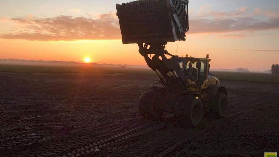 Riët Wever van transportbedrijf Gebr. Wever in Valthermond mailde dit sfeervol beeld, gemaakt door Wim Baas, van bieten laden bij het krieken van de dag. Wever: „Deze foto is op 1 december 's morgens vroeg gemaakt op de 1e Barlagerweg in Onstwedde bij boe