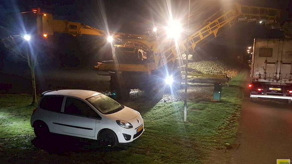 Wigle Anema stuurde deze bietenoogstfoto en schreef erbij: 'Op een zaterdagmorgen om 7 uur bieten laden met de muis in Gendringen aan de rand van het dorp. Hele dorp wakker, haha.'