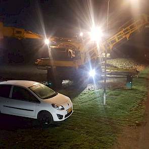 Wigle Anema stuurde deze bietenoogstfoto en schreef erbij: 'Op een zaterdagmorgen om 7 uur bieten laden met de muis in Gendringen aan de rand van het dorp. Hele dorp wakker, haha.'