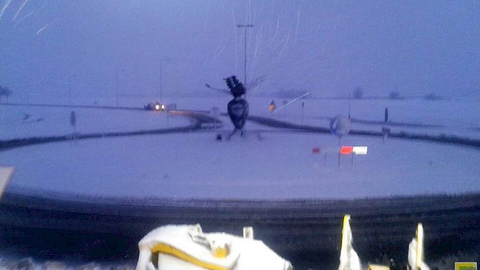 Marinus Geluk maakte vanuit zijn Ropa bietenrooier deze foto van de ijzeren suikerbiet bij Dinteloord. Helaas niet scherp, maar wel sfeervol.