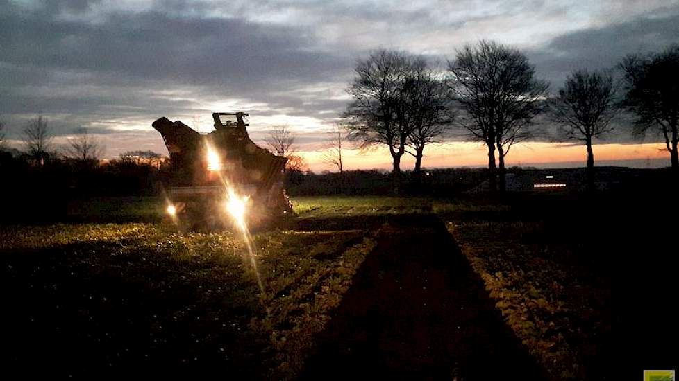 Akkerbouwer Jan Reinier de Jong uit het Drentse Odoorn heeft in twee keer zijn bieten gerooid. „We laten onze bieten rooien door onze coöperatieve werktuigenvereniging Weco de Hondsrug. De eerste keer hebben we half november 16 hectare gerooid. Om ’s morg