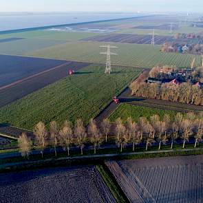 Akkerbouwer Hans Geluk uit Nagele stuurde een luchtfoto van het bieten rooien op 29 december in de Noordoostpolder. De dronefoto, met daarop de bietenrooiers in miniatuurformaat en het Ketelmeer op de achtergrond, is gemaakt door Sietze Bakker.