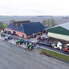 Groningse boeren maken zich  klaar voor vertrek naar Den Haag. Foto: Wilco Stollenga via Twitter.