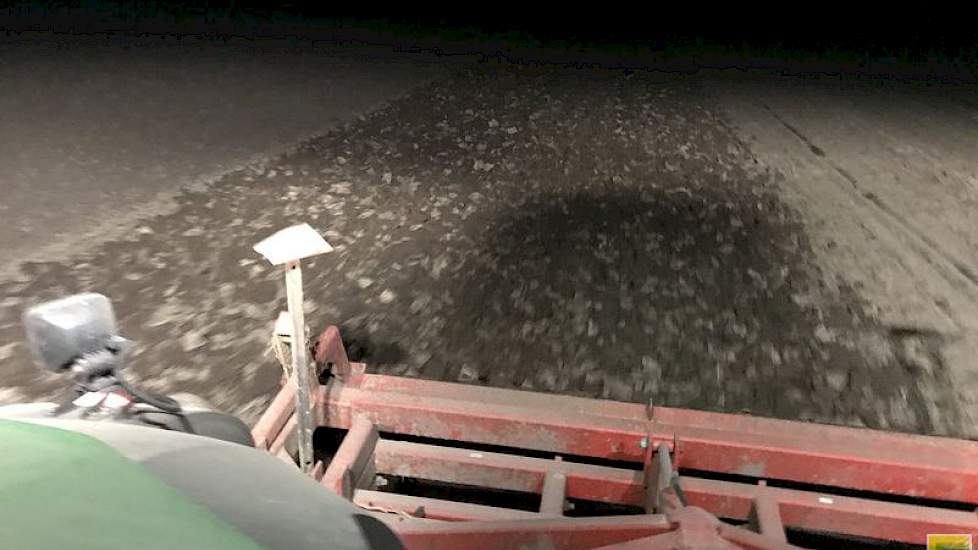 Blitterswijk Agro uit Biddinghuizen benut de vorst om stukje aardappelland te bewerken.