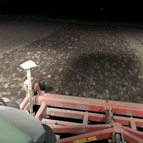 Blitterswijk Agro uit Biddinghuizen benut de vorst om stukje aardappelland te bewerken.