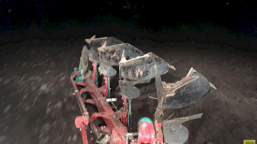 Ploegen over de vorst. Werd al aardig hard. Nu even voorbewerkt met de cultivator, twittert pootgoedteler Stefan Hoekstra uit de Noordoostpolder.