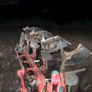 Ploegen over de vorst. Werd al aardig hard. Nu even voorbewerkt met de cultivator, twittert pootgoedteler Stefan Hoekstra uit de Noordoostpolder.