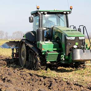 De John Deere van VOF Dogterom staat op rupsbanden.