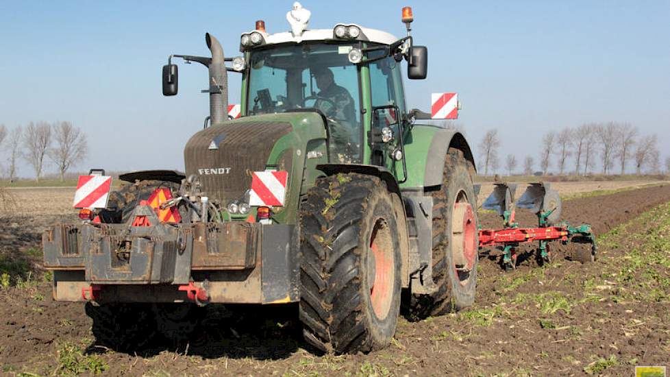 Marcel Geelhoed ploegt bij Van Peperstraten een paar van de 200 hectare.