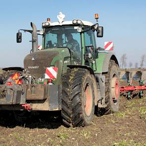 Marcel Geelhoed ploegt bij Van Peperstraten een paar van de 200 hectare.