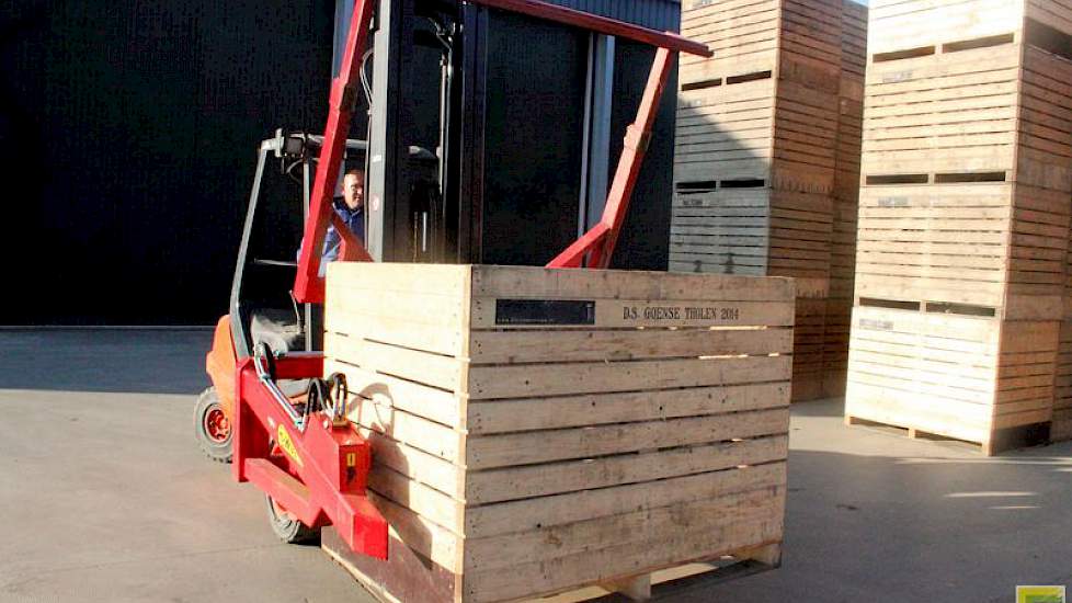 Met de kantelaar, die Goense nu vijf jaar in gebruik heeft, worden de boxen buiten van de stapel gepakt.