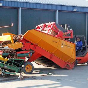 Op het moment van levering worden de benodigde palletboxen achter elkaar in de stortbak geleegd.
