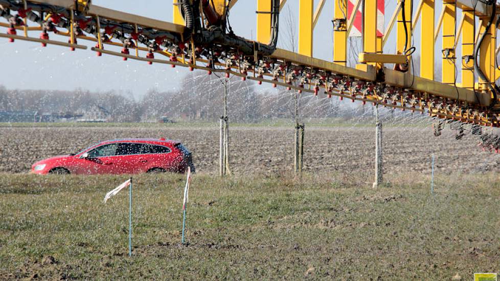De vloeibare stikstof gaat via een 7-stralendop S0704 Tejet.