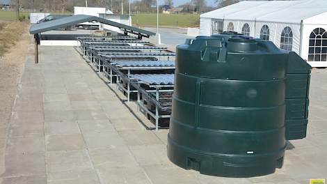 De Landbouwwerktuigenvereniging De Noeste Vlijt heeft ongeveer 180.000 euro begroot voor de bouw van deze wasplaats. De vereniging heeft hiervoor subsidie gekregen van de waterschappen en de provincie Drenthe. Het is de eerste van dit type wasplaats in Dr