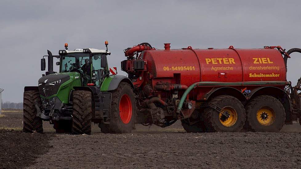 Fendt 1050 in de mest bij Peter Ziel Agrarische dienst verlening Trekkerweb