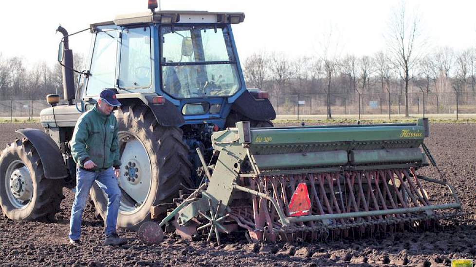 Swinkels zaait met zijn ‘oudje’ naar eigen zeggen zo’n 1 hectare per uur. Het perceel aan de Pastoor Jacobspeel zou daarmee in zo’n 4 uurtjes ingezaaid kunnen zijn, ware het niet dat Swinkels af en toe weg moest voor andere werkzaamheden en natuurlijk ook