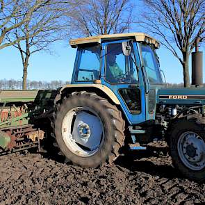 Niet alleen de zaaimachine, ook de trekker - een Ford 6410 - heeft er al heel wat uurtjes op zitten. „Die heeft mijn vader in 1989 nieuw gekocht. Ik gebruik hem nog steeds geregeld.”