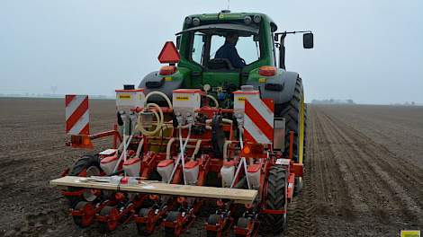 Vader Wim en zijn zoon Thijs Schouten uit Biddinghuizen zaaien hun uien in met een nieuwe zaaimachine, een Kramer Proseeder van Gaspardo. Gisteren hebben ze er hun eerste perceel gele uien mee gezaaid, vandaag zaaien ze ruim 14 hectare rode uien van het r