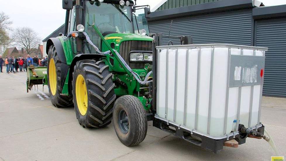 De tank met meststof is met een hefinrichting makkelijk van de aanhanger te tillen. De inhoud van 1.000 liter is toereikend voor 3 hectare.