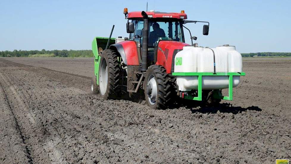 Landbouwbedrijf Ormel poot dit jaar de rassen Fontane, Innovator en Zorba. Verder teelt het bedrijf 65 ha leliebloembollen, 20 hectare suikerbieten en snijmais in de roulatie. Behalve akkerbouw omvat de vof Ormel ook een melkveetak met 90 koeien.