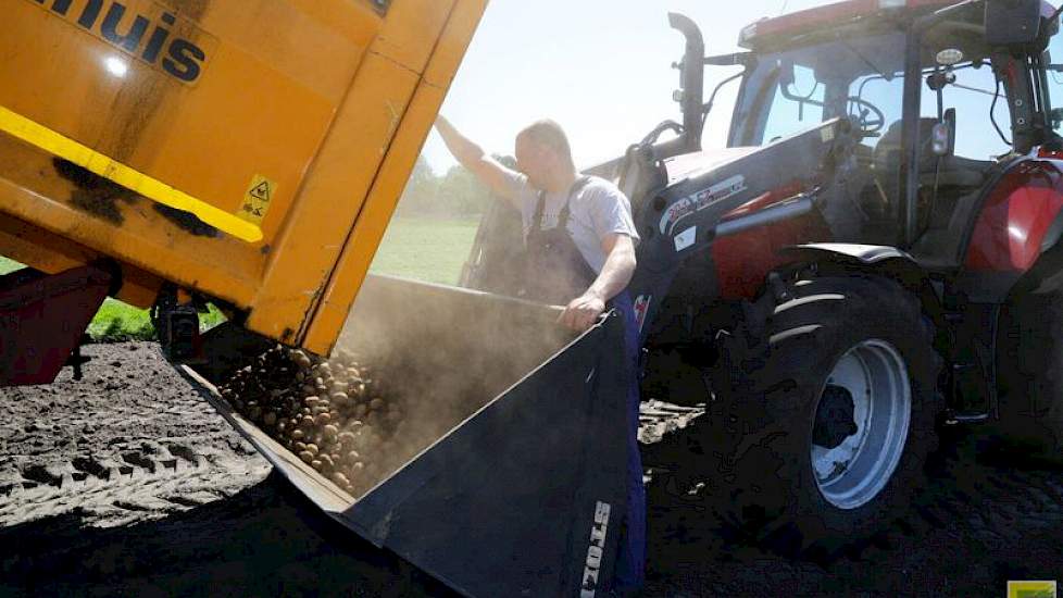 Jilles (bij laadschop):  „Bij ons beginnen we met de bloembollen en dan gaan we verder met de aardappelen. Dus daarmee zijn we gemiddeld iets later. Het is een mooi plantseizoen.” De broers en neven Ormel poten de aardappelen in eigen beheer. Voor de oogs