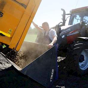 Jilles (bij laadschop):  „Bij ons beginnen we met de bloembollen en dan gaan we verder met de aardappelen. Dus daarmee zijn we gemiddeld iets later. Het is een mooi plantseizoen.” De broers en neven Ormel poten de aardappelen in eigen beheer. Voor de oogs