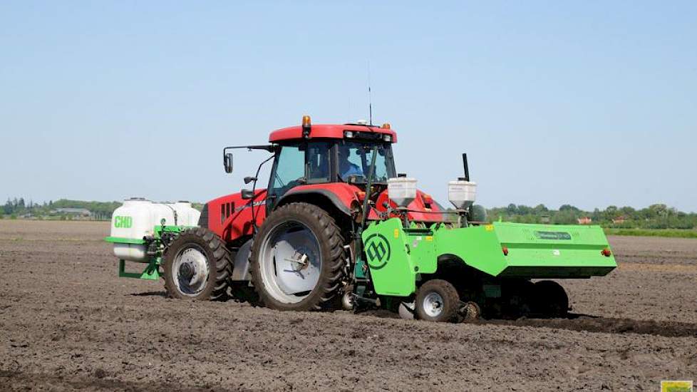 Neef Coen had de eer om de laatste aardappelen van dit jaar te poten. Dit gebeurde met een bekerplanter van Miedema. Jilles: „We hebben het areaal aardappelen dit jaar uitgebreid, ondanks de slechte prijzen. We telen alles op contract om zeker te wezen va