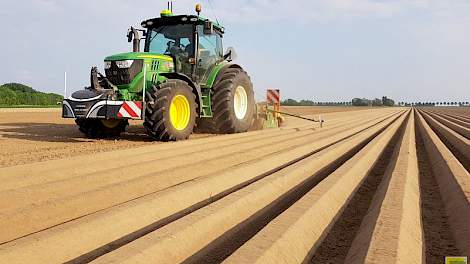Michiel van Andel‏ @MvAndel 11 mei: Laatste ruggen maken voor #witlof pennen #oogst2018 morgen de eersten zaaien. #landschapspracht