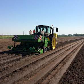 Jurjen Oosterhuis @JurjenOosterhui 9 mei: De laatse aardappels voor @Avebe_group worden geplant in veenkolonien met de @AVRbvba Ceres 400 #akker