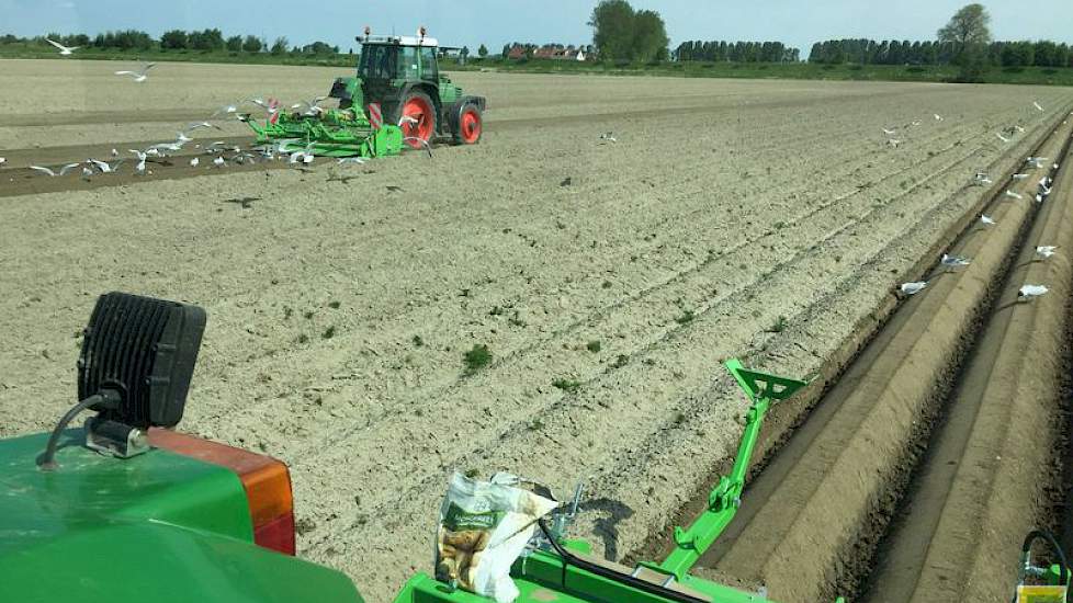 Sjoerd Heestermans   @sheestermans1 10 mei: Weer een perceel klaar met frezen. Nog 2 volle dagen poten. Einde komt in zicht op de #akker.
