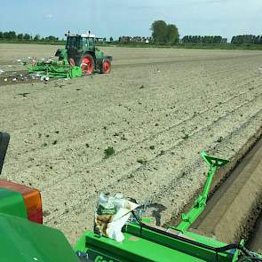 Sjoerd Heestermans   @sheestermans1 10 mei: Weer een perceel klaar met frezen. Nog 2 volle dagen poten. Einde komt in zicht op de #akker.