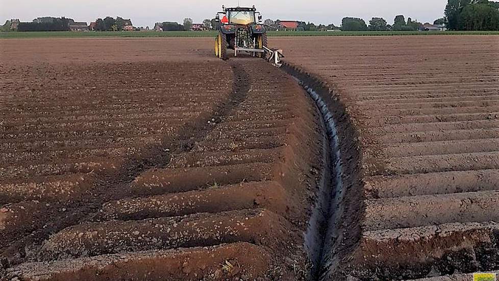 Rick de Lange‏ @Rickjd3050 11 mei: Gisteren het laatste perceel aardappels geplant, direct preventief greppels gegraven op de lagere delen van de percelen #Landschapspracht