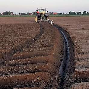 Rick de Lange‏ @Rickjd3050 11 mei: Gisteren het laatste perceel aardappels geplant, direct preventief greppels gegraven op de lagere delen van de percelen #Landschapspracht