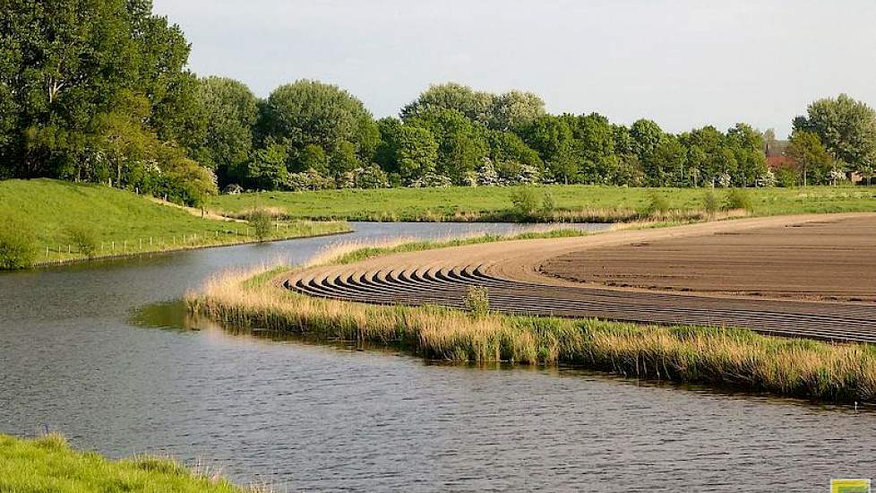 Rienk Kuiper‏ @rienkkuiper 11 mei: #aardappelen voor de wallen van #Veere #landschapspracht