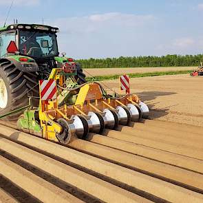 Michiel van Andel‏ @MvAndel 11 mei: Laatste ruggen maken voor #witlof pennen #oogst2018 morgen de eersten zaaien. #landschapspracht