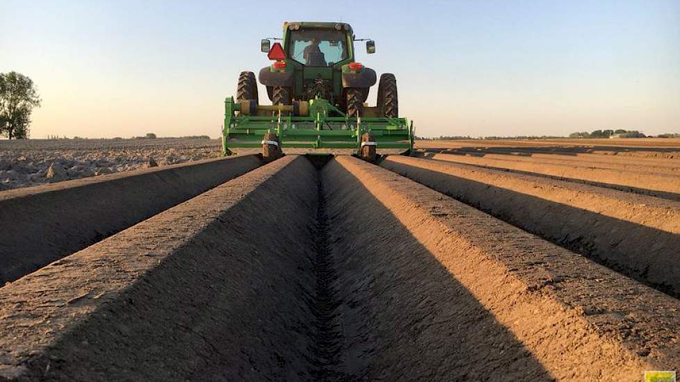 Kor Berghuis @KorBerghuis 8 mei: Het aardappelpoten gaat weer mooi. Mooie structuur. #akker